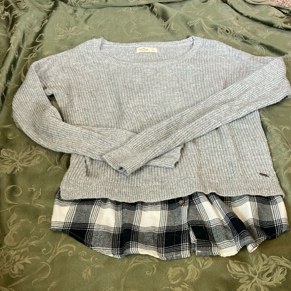 Gray Sweater with Plaid Hemc